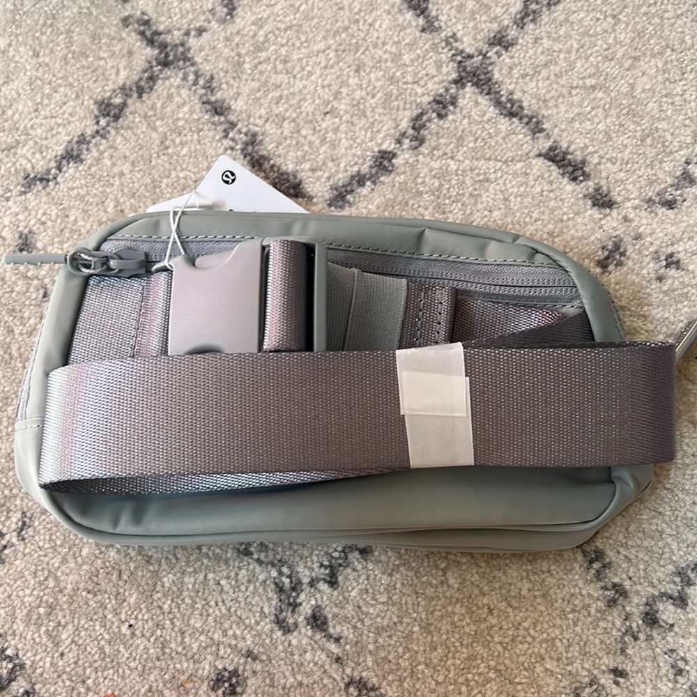 NWT Lululemon Silver Drop Everywhere Belt Bag! - Picture 4 of 9